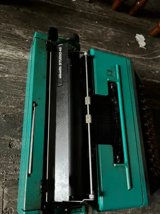 Máquina de escribir verde con maletín