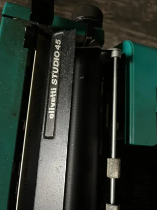 Máquina de escribir verde con maletín