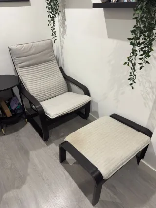 Sillón y reposapiés cómodo beige y marrón