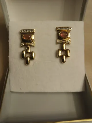 Pendientes chapados en oro con piedras naranjas