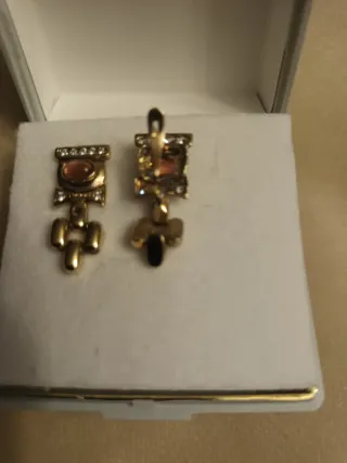 Pendientes chapados en oro con piedras naranjas