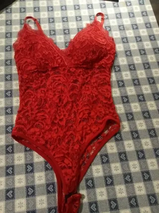 Top sottogiacca in pizzo rosso amaranto