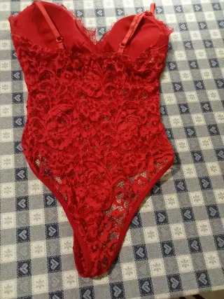 Top sottogiacca in pizzo rosso amaranto