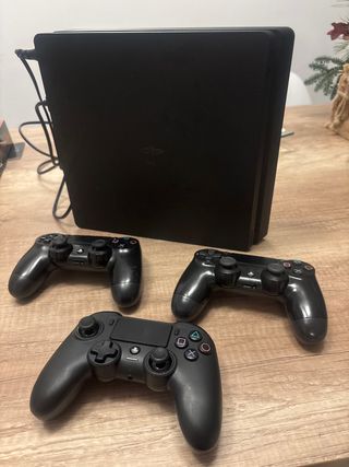PS4 (PlayStation 4) Negra + 3 Mandos