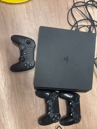 PS4 (PlayStation 4) Negra + 3 Mandos
