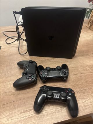 PS4 (PlayStation 4) Negra + 3 Mandos