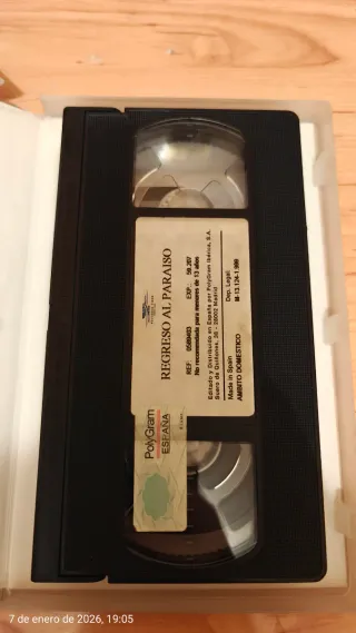 2 Películas VHS: Regreso al Paraíso y Santo