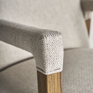 Silla con brazos madera natural y tela beige