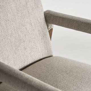 Silla con brazos madera natural y tela beige