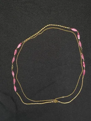 Collar dorado con colgantes de pluma