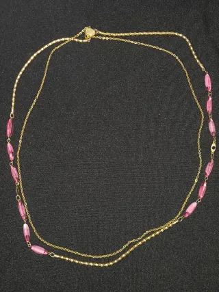 Collar dorado con colgantes de pluma