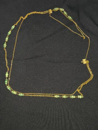 Collar dorado con colgantes de pluma