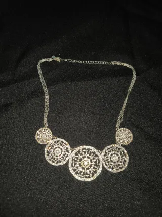 Collar dorado con colgantes de pluma