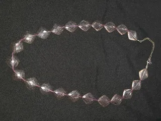 Collar dorado con colgantes de pluma