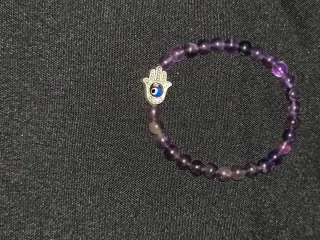 Collar dorado con colgantes de pluma