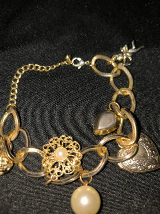 Collar dorado con colgantes de pluma