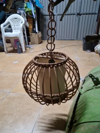 Lámpara rústica de ratán y madera recoger en mano