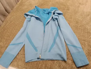 Sudadera azul con cremallera y capucha