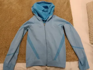 Sudadera azul con cremallera y capucha