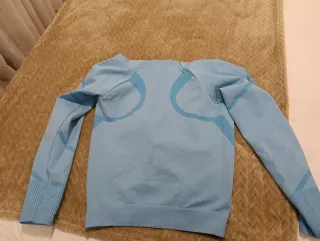 Sudadera azul con cremallera y capucha