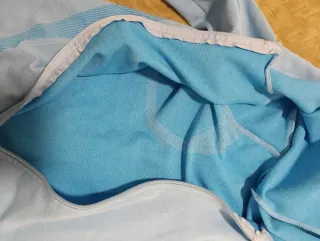 Sudadera azul con cremallera y capucha