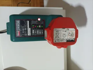 Cargador Makita DC1414 T con 2 baterías