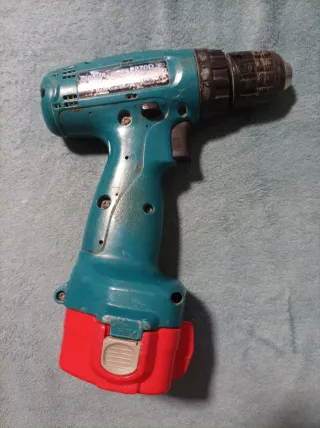 Cargador Makita DC1414 T con 2 baterías