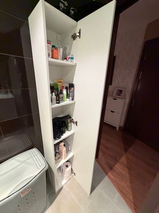 Armario alto blanco para baño.