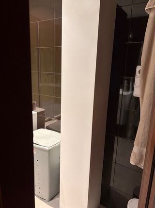 Armario alto blanco para baño.