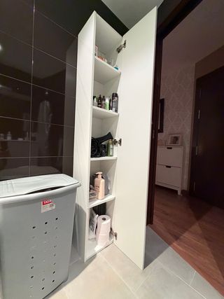 Armario alto blanco para baño.