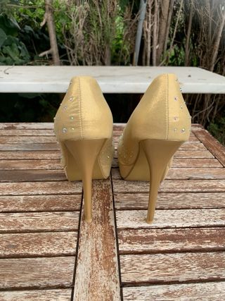 Zapatos de tacón dorados