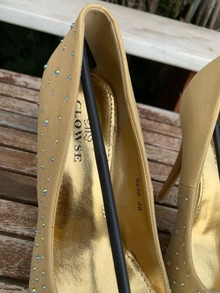 Zapatos de tacón dorados