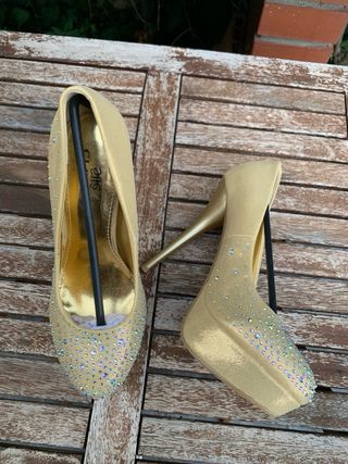 Zapatos de tacón dorados