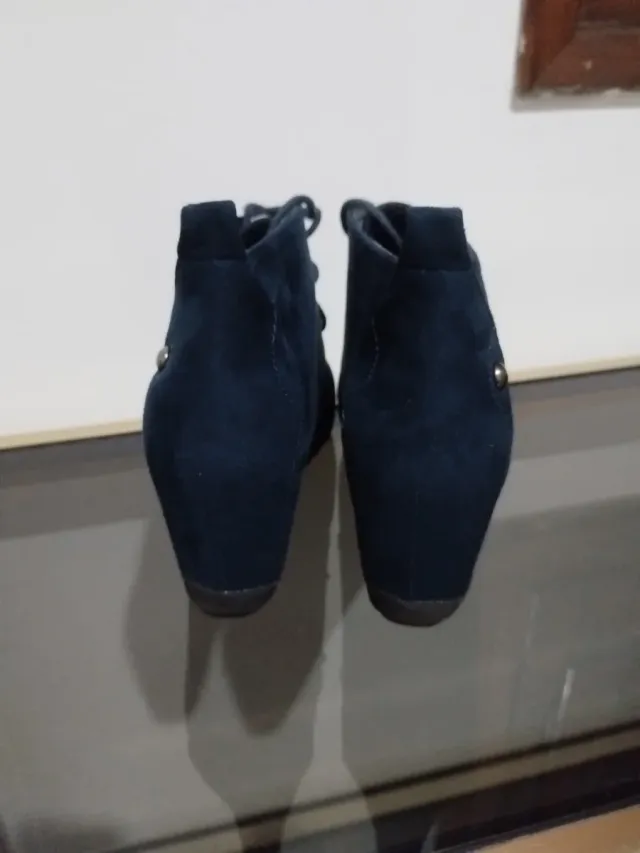 Botines azules con tacón interior