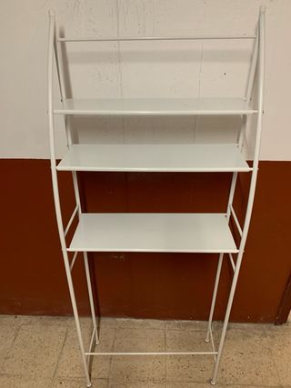 Estantería metálica sobre wc
