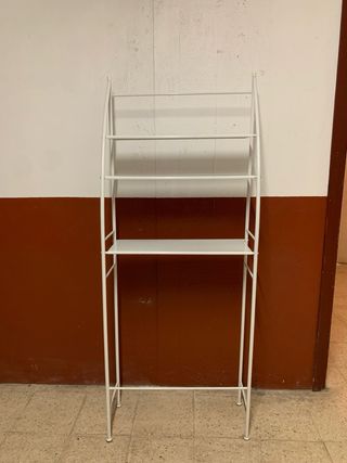 Estantería metálica sobre wc