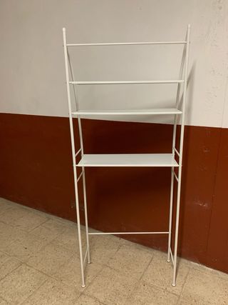 Estantería metálica sobre wc