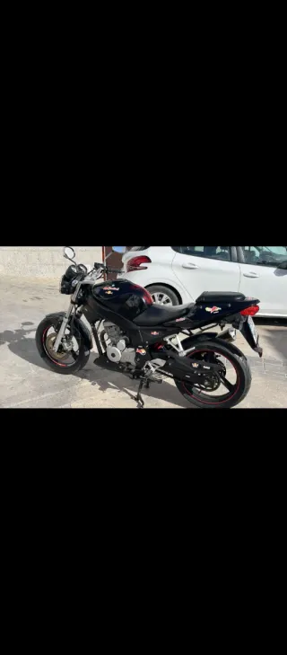 Moto deportiva negra