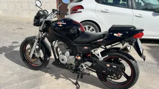 Moto deportiva negra