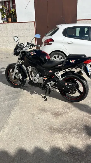 Moto deportiva negra