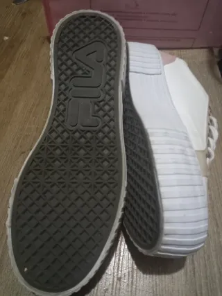 Zapatillas Fila Beige y Blancas