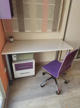 Escritorio blanco y morado con cajonera