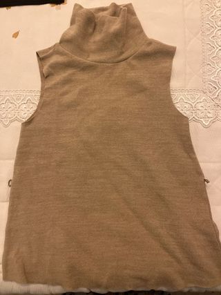 Chaleco de punto cuello alto beige