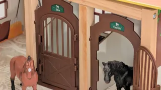 Centro hipico de juguete hecho en madera.