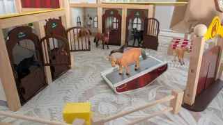 Centro hipico de juguete hecho en madera.