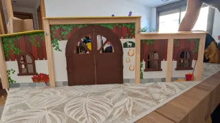 Centro hipico de juguete hecho en madera.