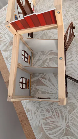 Centro hipico de juguete hecho en madera.