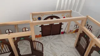 Centro hipico de juguete hecho en madera.