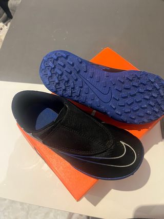 Botas de fútbol Nike niño negras y azules talla 28