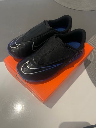 Botas de fútbol Nike niño negras y azules talla 28